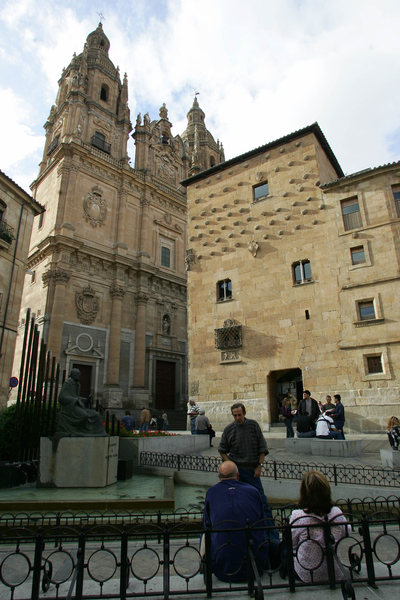 People chat in front of the historical monuments "La Casa de las Conchas" (R) and "La Clerecia" in Salamanca, 11 October 2005. The XV Ibero-American summit will take place on Friday and Saturday in this northern Spanish city. AFP PHOTO/PHILIPPE DESMAZES