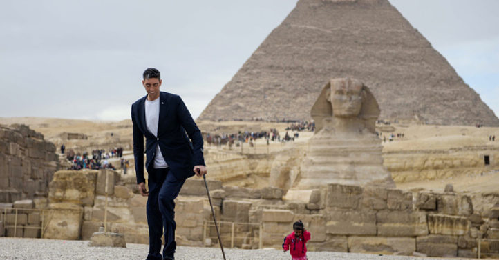 世界最高男vs最矮女在金字塔前同框亮相