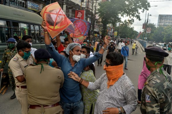 2020年6月17日，印度西里古里(Siliguri )，中印边界冲突过后，印度民众举展板抗议中方。 (DIPTENDU DUTTA/AFP via Getty Images)