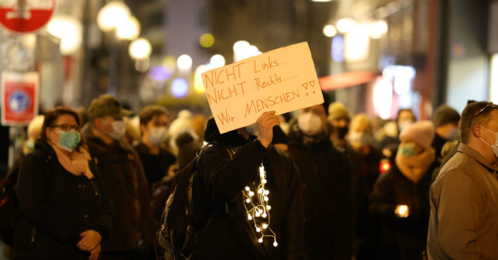德国逾7万人游行 抗议政府防疫措施