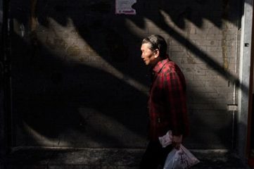 中国一胎化政策导致社会人口老龄化严重，而且更有未富先老的惨现象。图为北京一位老人走过街头。(FRED DUFOUR/AFP/Getty Images)