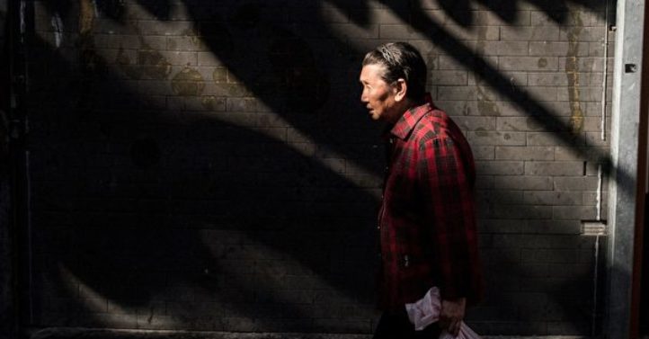 中国一胎化政策导致社会人口老龄化严重，而且更有未富先老的惨现象。图为北京一位老人走过街头。(FRED DUFOUR/AFP/Getty Images)