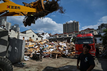 图为2022年7月6日上海黄浦区老西门街区房屋被拆除。(Hector Retamal/AFP)