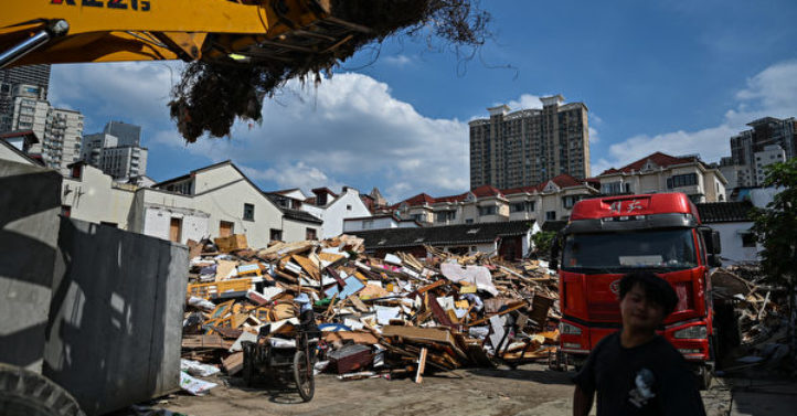 图为2022年7月6日上海黄浦区老西门街区房屋被拆除。(Hector Retamal/AFP)