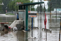 2023年7月31日，北京房山区暴雨后，洪水泛滥的河流附近被淹没的公交车站。(CNS/AFP)