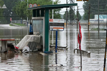 2023年7月31日，北京房山区暴雨后，洪水泛滥的河流附近被淹没的公交车站。(CNS/AFP)