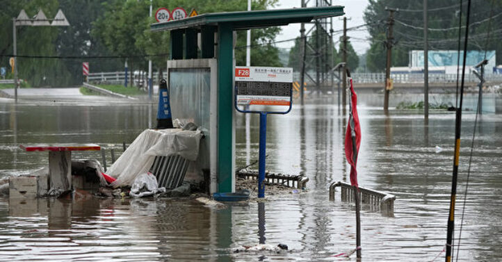 2023年7月31日，北京房山区暴雨后，洪水泛滥的河流附近被淹没的公交车站。(CNS/AFP)